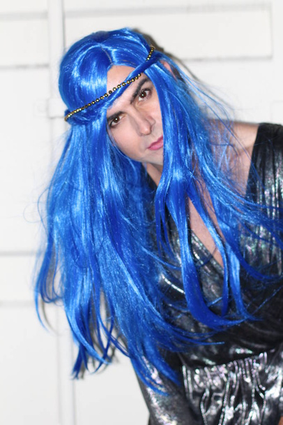 primo piano ritratto di giovane transessuale con i capelli blu sulla strada
  - Foto, immagini