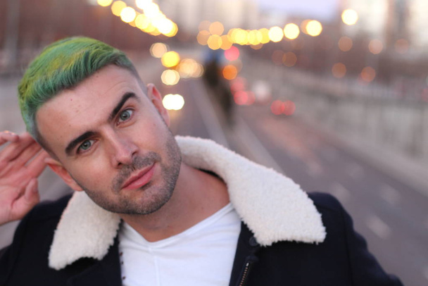 Trendsetter con cabello verde sonriente, fondo borroso de la ciudad
  - Foto, imagen