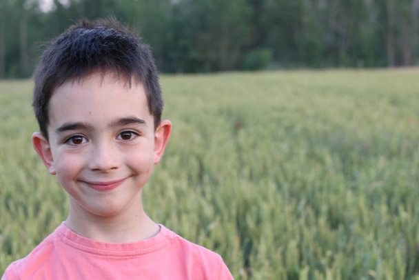 Close-up portret van schattig kind jongen in rood t-shirt  - Foto, afbeelding