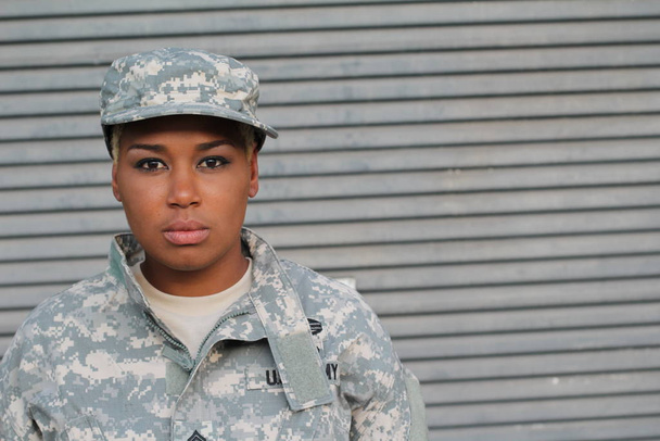 Afrika kökenli Amerikalı kadın asker gündüz vakti dışarıda duruyor. - Fotoğraf, Görsel