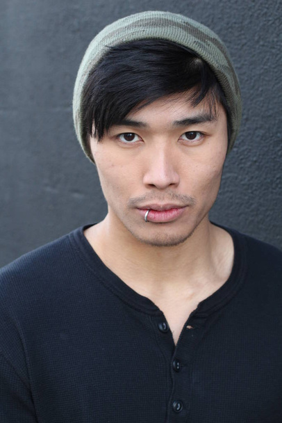 primer plano retrato de guapo joven asiático hombre en frente de gris pared
 - Foto, imagen