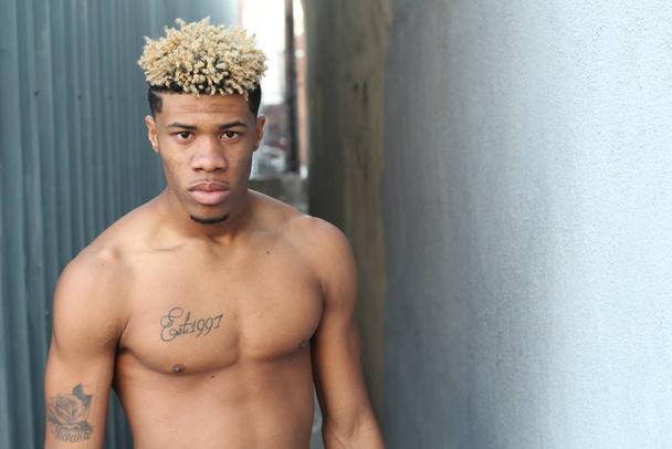 portrait en gros plan de beau jeune homme torse nu afro-américain dans la rue
 - Photo, image