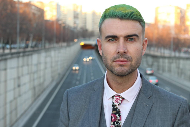 Κομψός όμορφος άντρας με πράσινα μαλλιά στην πόλη - Φωτογραφία, εικόνα