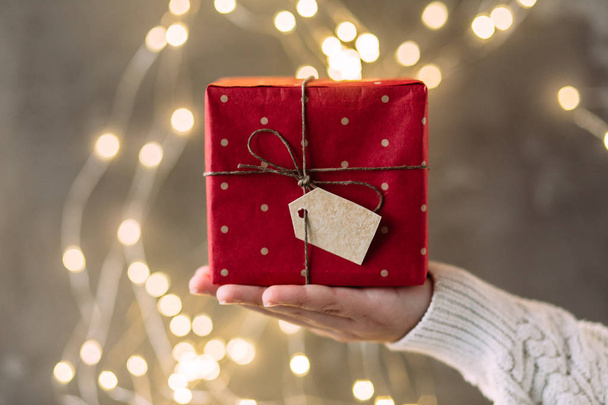 Las cajas con los regalos de Año Nuevo en las manos femeninas
 - Foto, Imagen