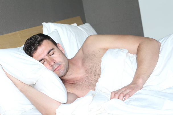 Etnikai ember mélyen aludt kényelmes ágyban - Fotó, kép