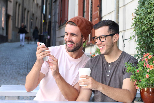 Gelukkige paar glimlachen tijdens de date in een outdoor cafe - Foto, afbeelding