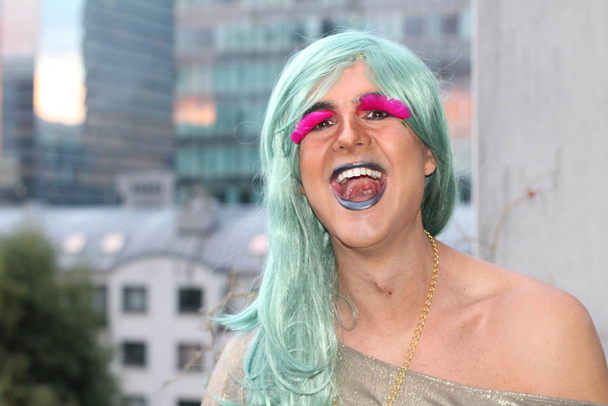 ritratto di donna transgender sulla strada della città in serata - Foto, immagini