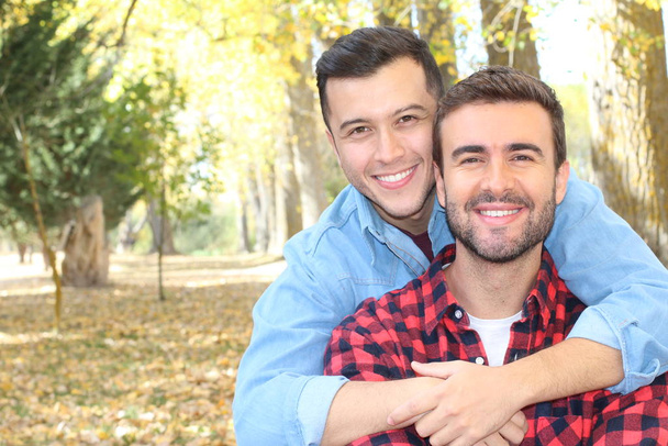Gay pár těší park na podzim - Fotografie, Obrázek