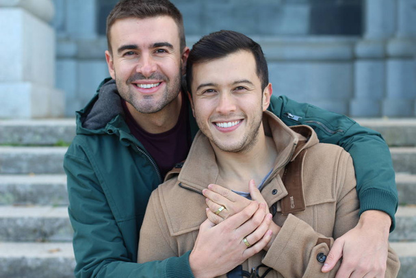 Casal homossexual ao ar livre com espaço de cópia
 - Foto, Imagem