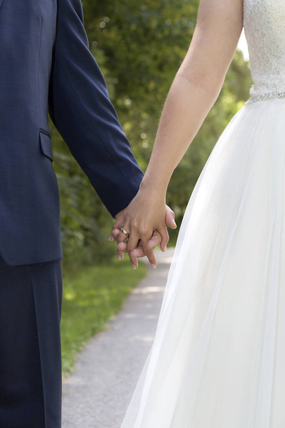 Sposa e sposo all'atto di matrimonio
  - Foto, immagini