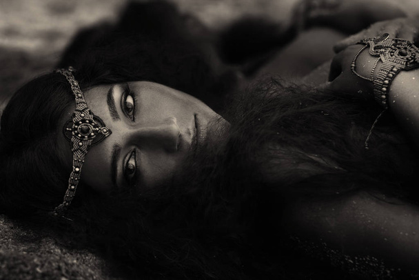 fashion shot of beautiful boho girl in ethnic jewelry - Zdjęcie, obraz