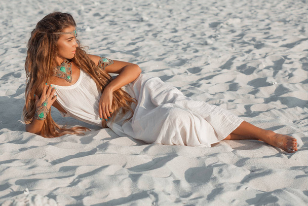 attractive bohemian style woman posing on the beach sand - Fotoğraf, Görsel