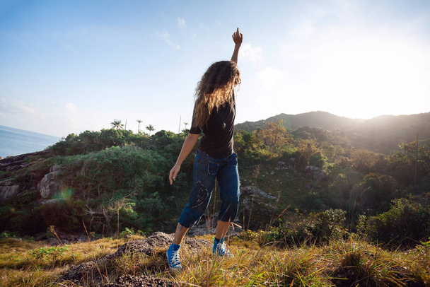 hermosa mujer en jeans posando en la naturaleza
 - Foto, imagen
