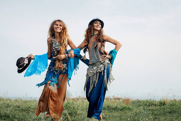 fashion shot of two beautiful boho girls in ethnic jewelry - Foto, Imagem