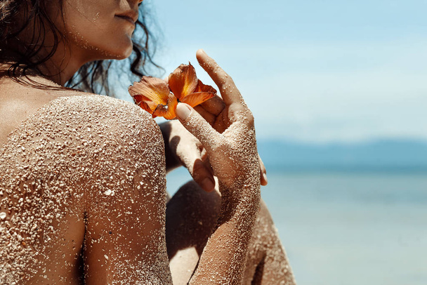 schönes junges Mode-Model im Bikini mit Sonnenbrille  - Foto, Bild