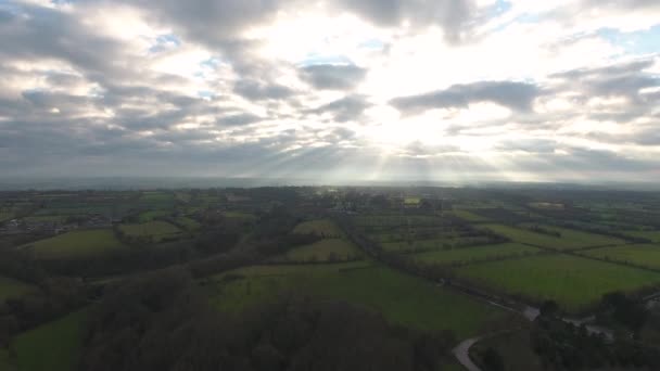normandy pola oddzielone żywopłotami i rów zachód słońca z chmurami powietrza drone shot - Materiał filmowy, wideo