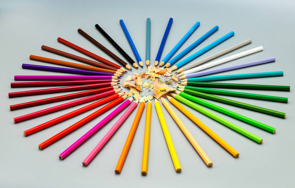 Crayons multicolores sont disposés en forme de cercle avec du bois
  - Photo, image