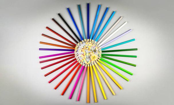 Veelkleurige potloden zijn gerangschikt in een cirkel vorm met houten  - Foto, afbeelding