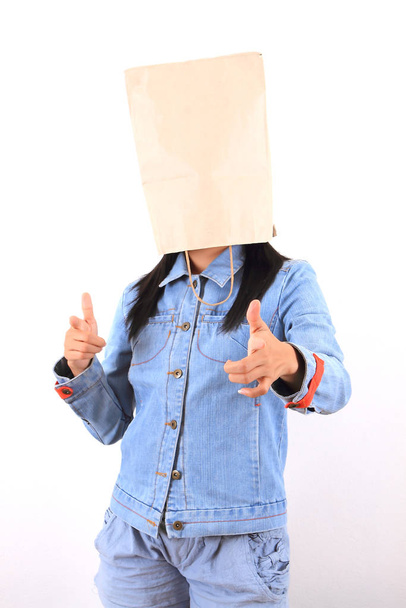 Frau mit Papiertüte auf dem Kopf  - Foto, Bild