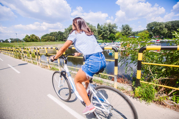 Гарненька жінка розважається їзда на велосипеді в природі
 - Фото, зображення