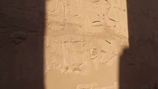 Falfestmények a Karnak templomban Luxorban. Egyiptom - Felvétel, videó