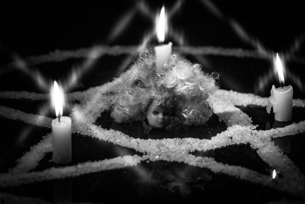 Natura morta metaforica di simboli occulti
 - Foto, immagini