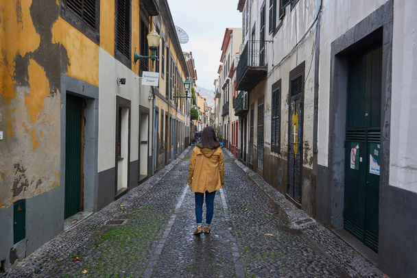 Girl Woman Traveler on a traditional street in Funchal, Madeira - Foto, afbeelding