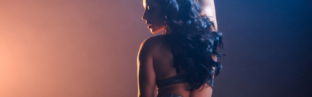 tiro panorâmico de stripper atraente em azul e laranja
  - Foto, Imagem