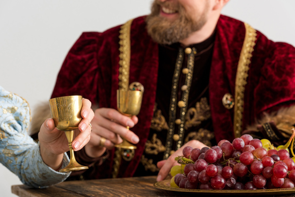 selektywne skupienie winogron i królowej z królem na tle odizolowanych na szaro - Zdjęcie, obraz
