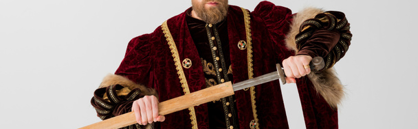 tiro panorámico de rey sosteniendo espada aislado en gris
 - Foto, imagen