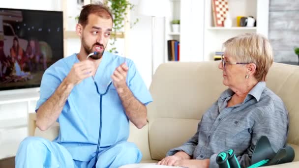 Белый врач в доме престарелых слушает сердцебиение старухи
 - Кадры, видео