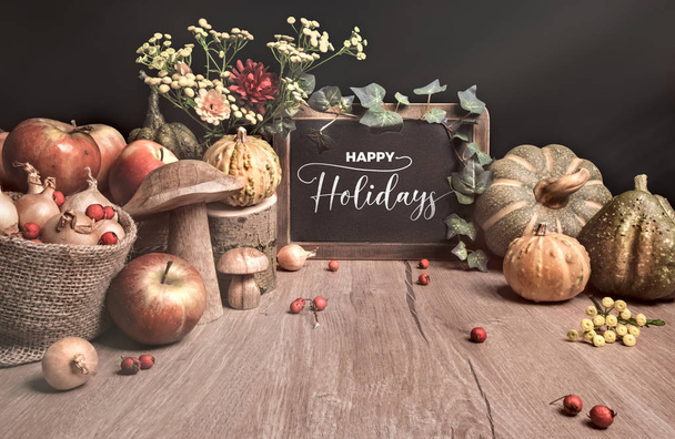 Arreglo de otoño con manzanas, decoraciones y texto "Hello Autu
 - Foto, Imagen