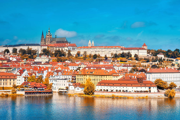 Parlak bir sonbahar gününde Vltava nehrinin karşısından St. Vitus Katedrali ve Prag Şatosu 'na bakın. - Fotoğraf, Görsel