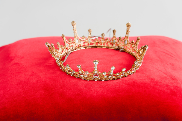 királyi korona vörös párnán elszigetelt fehér - Fotó, kép
