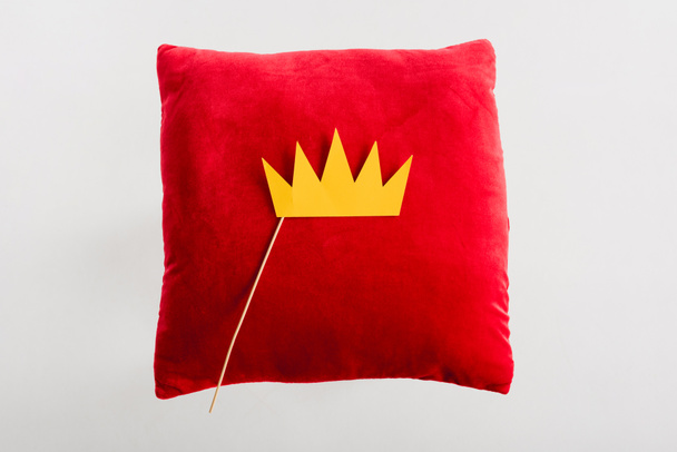 top view of paper crown on red pillow isolated on white  - Fotoğraf, Görsel
