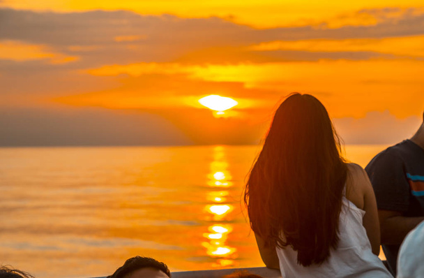 カリブ海の夕日の空を見る観光客,ロアタン,ホンジュラス - 写真・画像