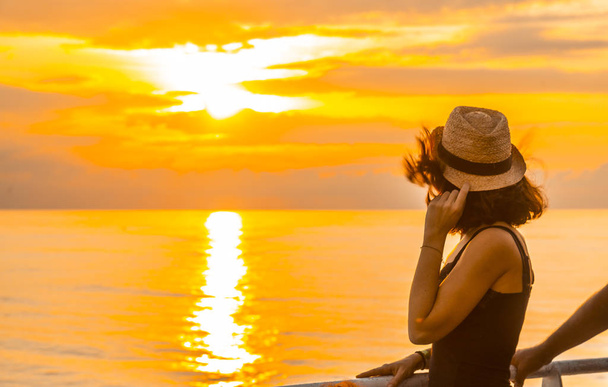 woman watching sunrise in the sea - Foto, Imagen