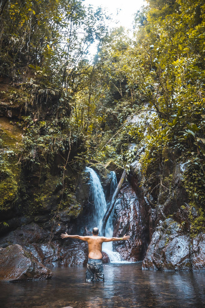 man in Waterfall of the Cerro Azul Meambar National Park (Panacam), Yojoa Lake, Honduras - Foto, afbeelding