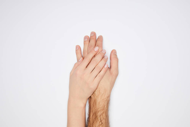 vue de dessus du couple tenant les mains isolées sur blanc
 - Photo, image