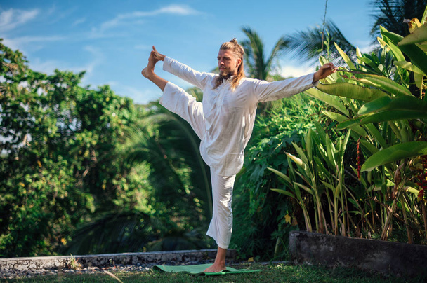 Muž praxe jóga praxe a meditace venku - Fotografie, Obrázek