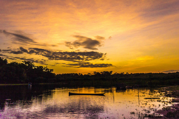 Auringonlasku Heijastuu järvellä
 - Valokuva, kuva