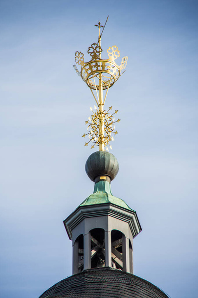 Iglesia Nikolai con coronas en Siegerland
 - Foto, Imagen