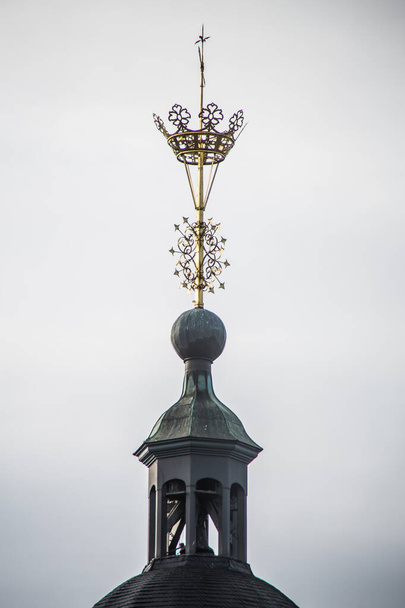 Iglesia Nikolai con coronas en Siegerland
 - Foto, Imagen