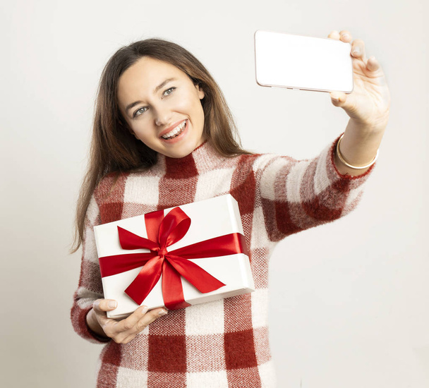 Selfie of happy young woman with gift box - Foto, Imagem