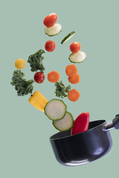 Saucepan s rozmanitou zeleninou létající ve vzduchu - Fotografie, Obrázek