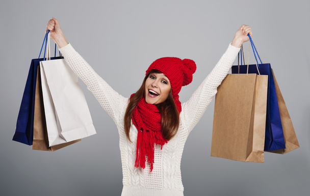 Mujer sosteniendo un montón de bolsas de compras
 - Foto, imagen