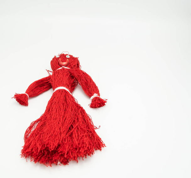 традиційна лялька з червоної пряжі, що представляє чоловіка
 - Фото, зображення