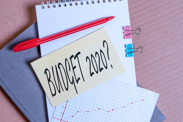 Szövegírás szöveg Költségvetés 2020 Kérdés. Üzleti fotó bemutatása becsült jövedelem és kiadások a következő évre Desk notebook papír iroda karton karton tanulmány kellékek táblázat diagram - Fotó, kép