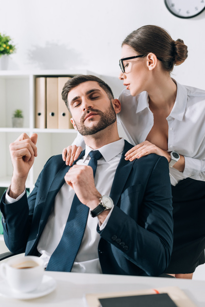 σέξι γραμματέας με μεγάλο στήθος κάνει μασάζ σε επιχειρηματία στο γραφείο  - Φωτογραφία, εικόνα