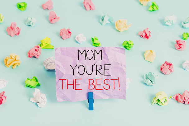 Píšu mámě, že jsi nejlepší. Obchodní koncept pro Ocenění pro vaši matku láska pocity kompliment barevné zmačkané papíry prázdné připomínka modrá podlaha pozadí prádlopin - Fotografie, Obrázek